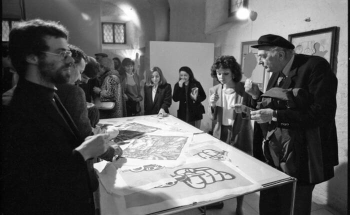 Fotografia in bianco e nero che ritrae nell'Area Studio di Rovereto (anni '70), durante un buffet