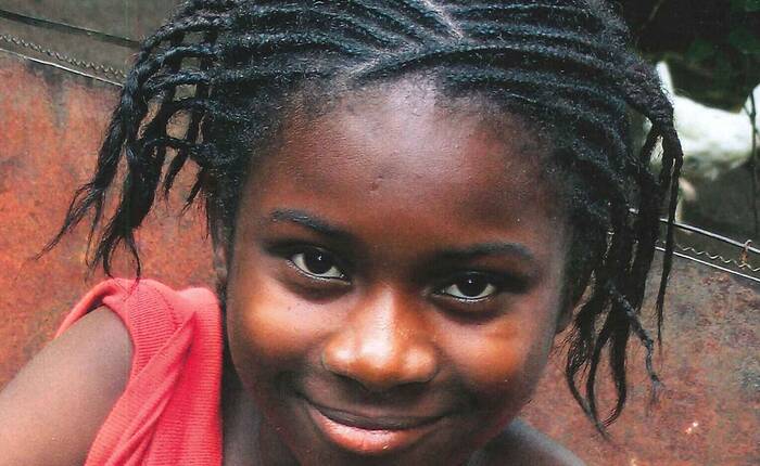 Ritratto della bimba burkinambè Iko, protagonista della storia