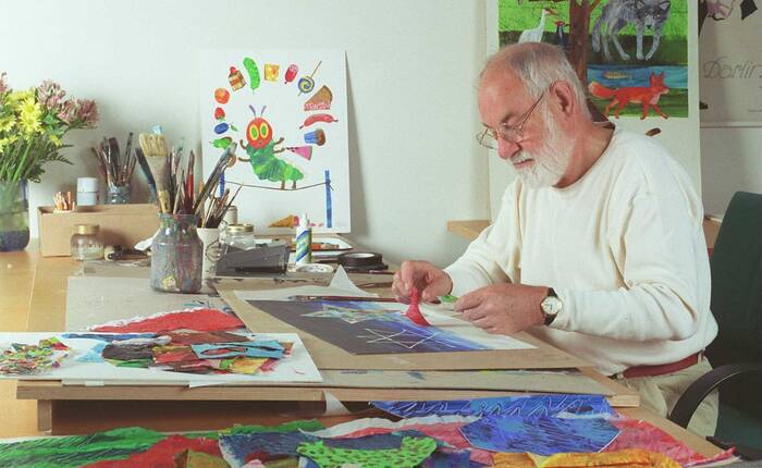 Eric Carle alla scrivania dove lavora