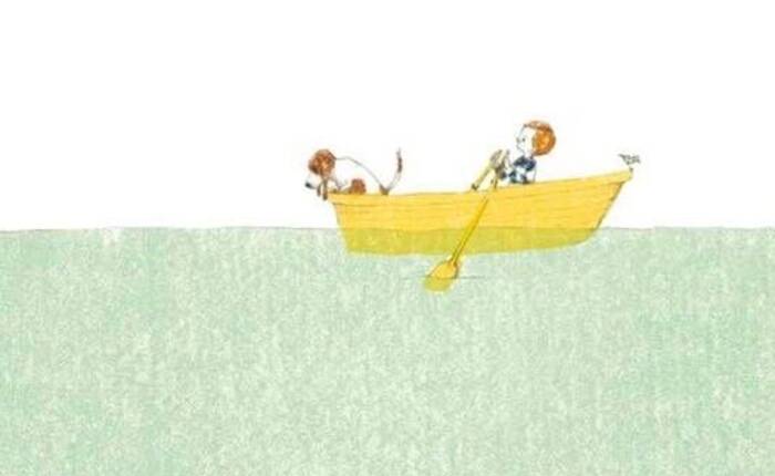 Un bambino e un cane su una barchetta nell'acqua
