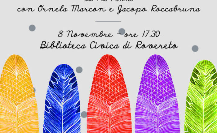 locandina evento con tre piume "indiane" colorate su sfondo chiaro