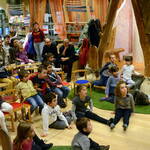 Lettura animata nella zona bambini (foto Cristina Manica 2014)