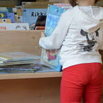 Zona bambini - bimba intenta alla lettura (foto Cristina Manica 2014)