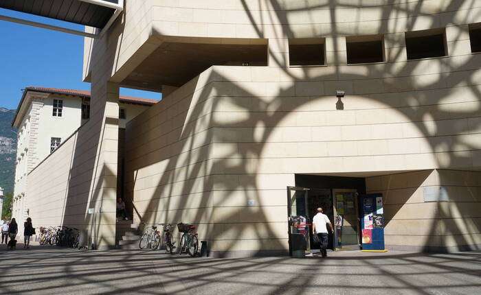 Entrata della Biblioteca (Foto F. Silvino, Biblioteca civica Rovereto)