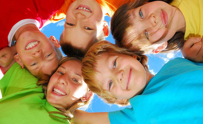 Bambini sorridenti in cerchio