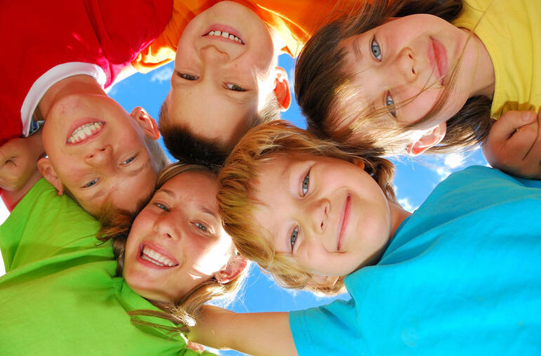 Bambini sorridenti in cerchio