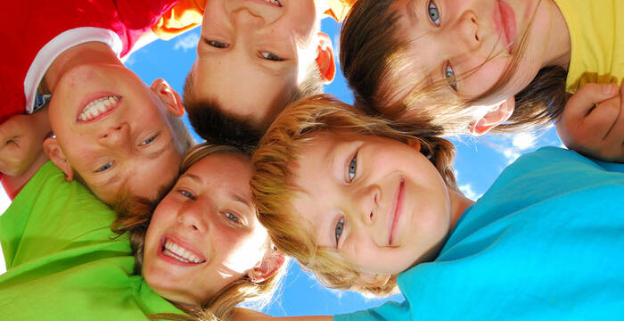 Bambini sorridenti in cerchio