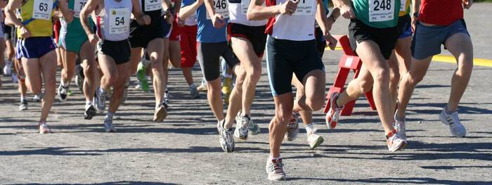 corridori in gara; particolare delle gambe in movimento 