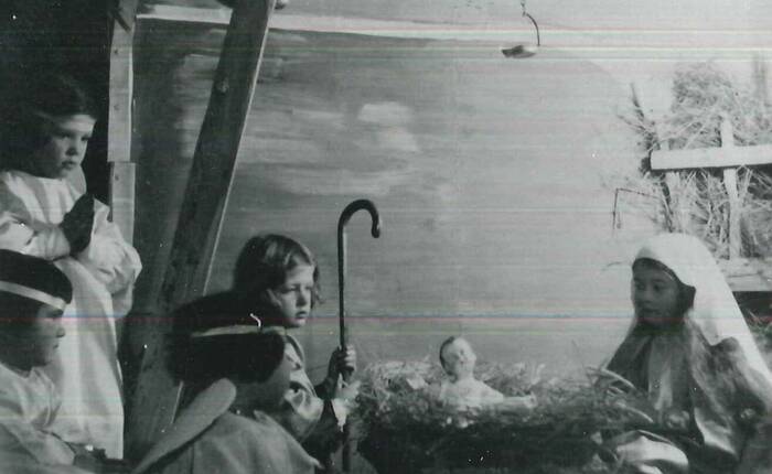 fotografia del 1933 (segnatura LAB 19-39 sc. materne 23) che ritrae alcun bambini dell'Asilo Rosso di Rovereto in un presepe vivente