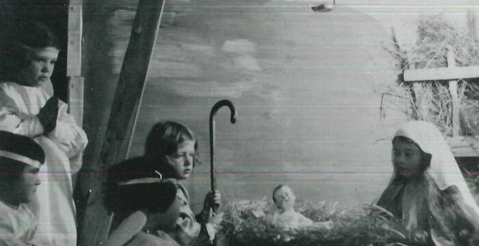 fotografia del 1933 (segnatura LAB 19-39 sc. materne 23) che ritrae alcun bambini dell'Asilo Rosso di Rovereto in un presepe vivente