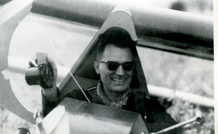 Vettorazzo ritratto alla guida di un aereo