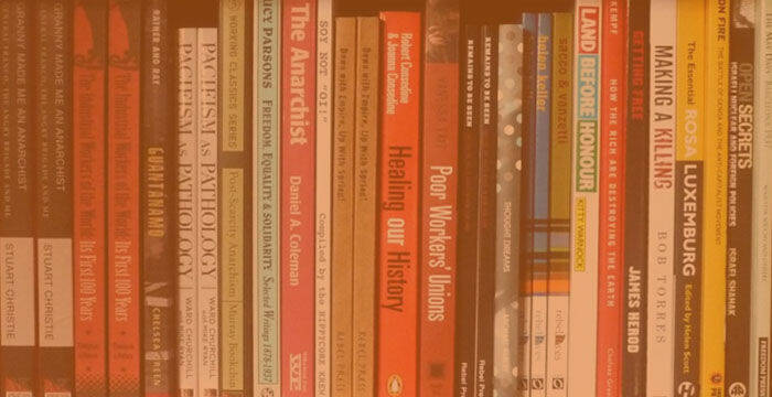 Libri su uno scaffale