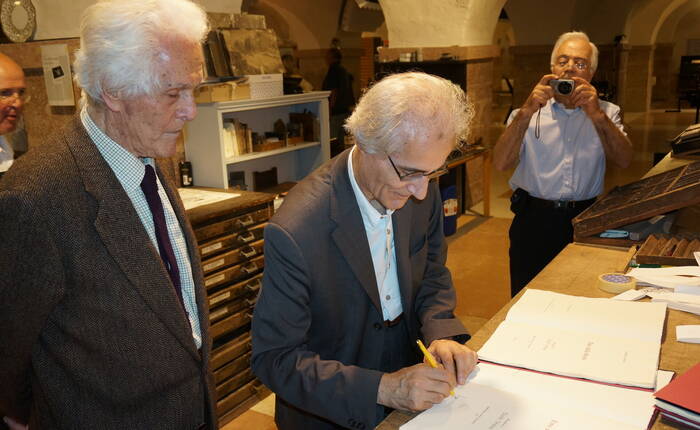 Luciano Canfora e Strazza autografano le copie del testo nel Laboratorio Arte Grafica