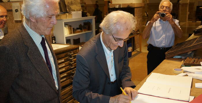 Luciano Canfora e Strazza autografano le copie del testo nel Laboratorio Arte Grafica