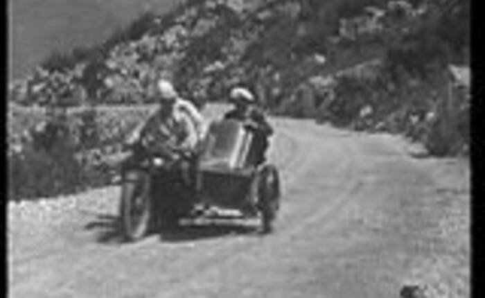 fermo immagine con sidecar lungo il percorso