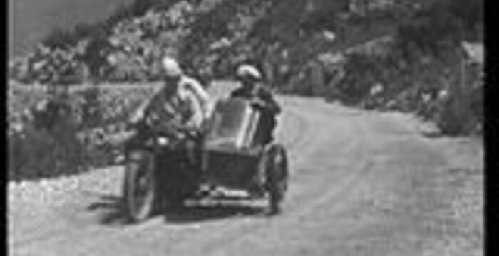 fermo immagine con sidecar lungo il percorso