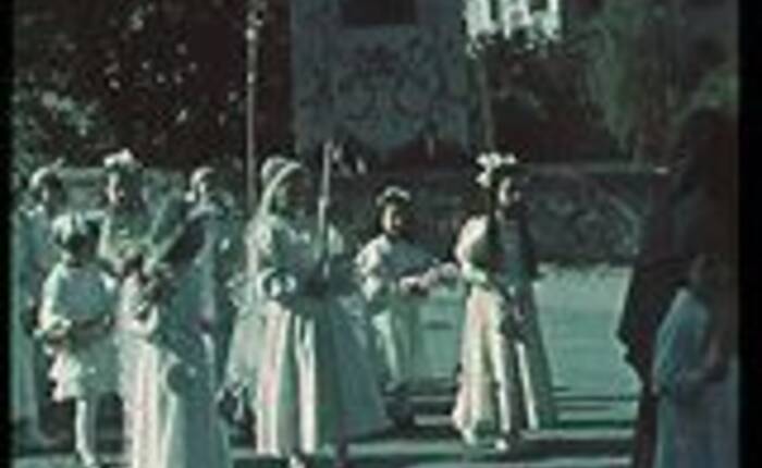 fermo immagine con bambini in processione