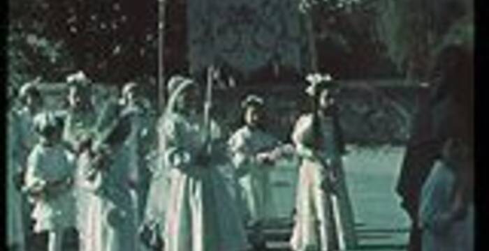 fermo immagine con bambini in processione
