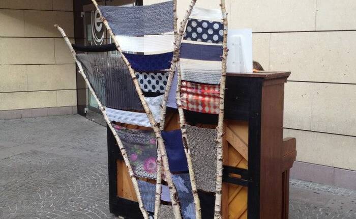 Pinaoforte decorato come opera d'arte, fuopri dalla porta della Biblioteca