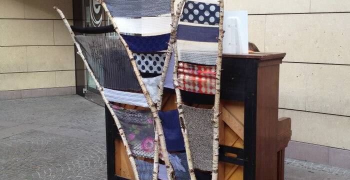 Pinaoforte decorato come opera d'arte, fuopri dalla porta della Biblioteca