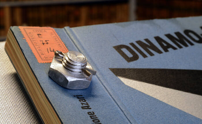 particolare della copertina del "libro bullonato" di Fortunato Depero (foto Florio Badocchi 2014)